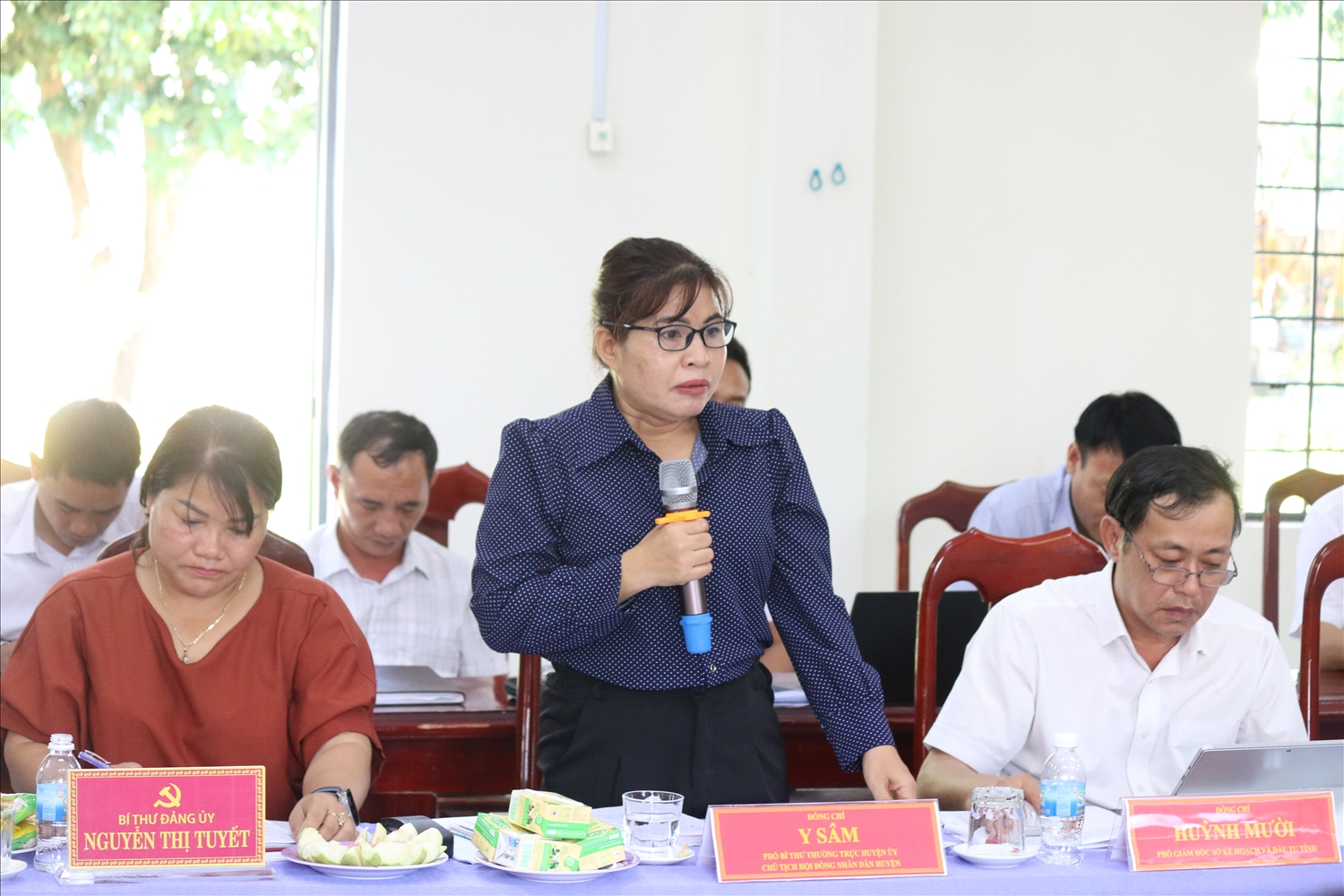 Bà Y Sâm – Phó Bí thư Thường trực Huyện ủy Sa Thầy phát biểu tại buổi làm việc Bà Y Sâm – Phó Bí thư Thường trực Huyện ủy Sa Thầy phát biểu tại buổi làm việc