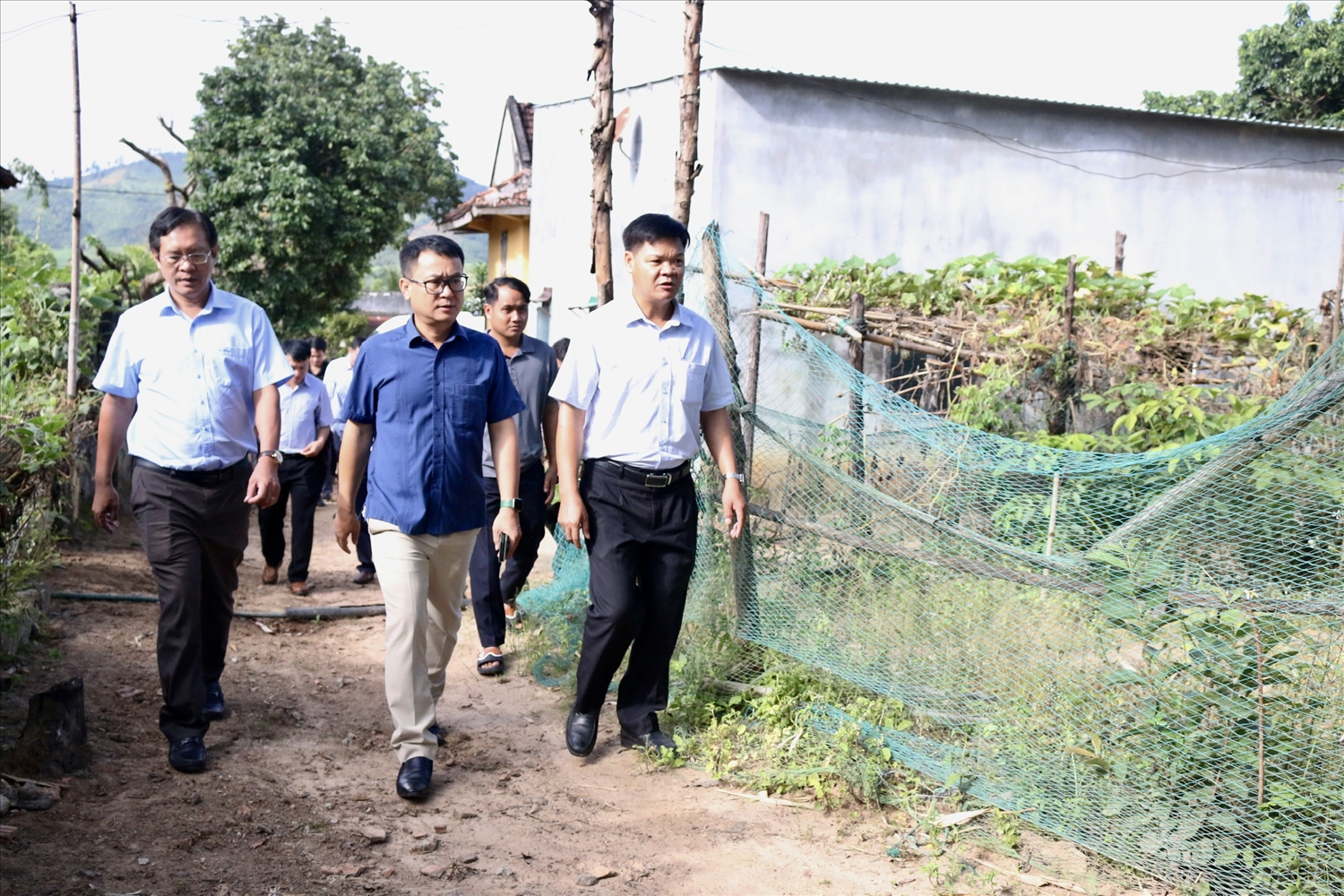 Trước khi làm việc với UBND huyện Sa Thầy, Đoàn công tác của UBDT đã đi kiểm tra thực tế việc triển khai hỗ trợ cho các hộ đồng bào DTTS trên địa bàn xã Ya Ly Trước khi làm việc với UBND huyện Sa Thầy, Đoàn công tác của Uỷ ban Dân tộc đã đi kiểm tra thực tế việc triển khai hỗ trợ cho các hộ đồng bào DTTS trên địa bàn xã Ya Ly