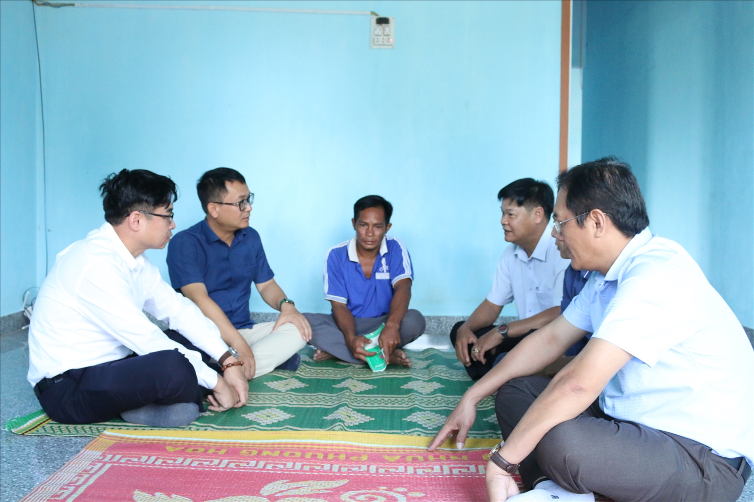Đoàn công tác thăm gia đình ông A Vú, làng Chờ, xã Ya Ly, huyện Sa Thầy được hỗ trợ xây dựng nhà Đoàn công tác thăm hộ ông A Vú (ngồi giữa), làng Chờ, xã Ya Ly, huyện Sa Thầy được hỗ trợ xây dựng nhà