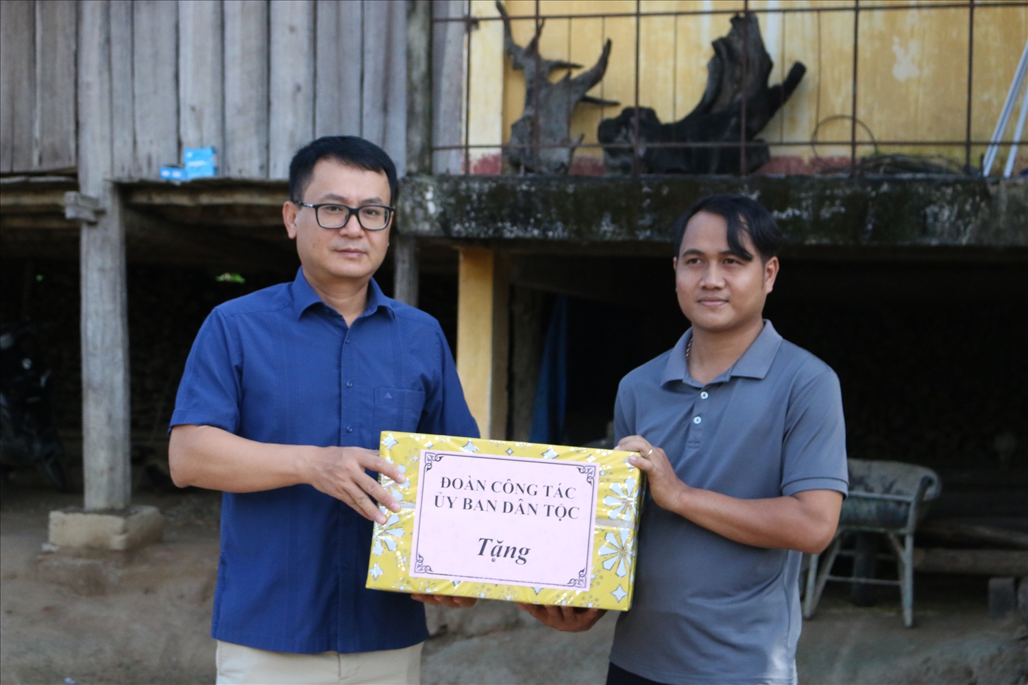 Ông Hà Việt Quân - Vụ trưởng, Chánh Văn phòng Điều phối Chương trình MTQG 1719 tặng quà cho hộ ông A Thoãi ở làng Chứ, xã Ya Ly, huyện Sa Thầy Ông Hà Việt Quân - Vụ trưởng, Chánh Văn phòng Điều phối Chương trình MTQG 1719 tặng quà cho hộ ông A Thoãi ở làng Chứ, xã Ya Ly, huyện Sa Thầy