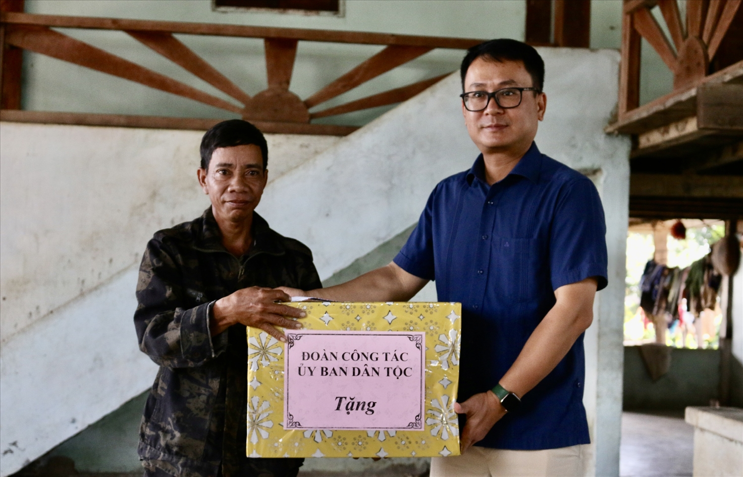 Ông Hà Việt Quân - Vụ trưởng, Chánh Văn phòng Điều phối Chương trình MTQG 1719 tặng quà cho hộ ông A Lưới ở làng Chứ, xã Ya Ly, huyện Sa Thầy Ông Hà Việt Quân - Vụ trưởng, Chánh Văn phòng Điều phối Chương trình MTQG 1719 tặng quà cho hộ ông A Lưới ở làng Chứ, xã Ya Ly, huyện Sa Thầy