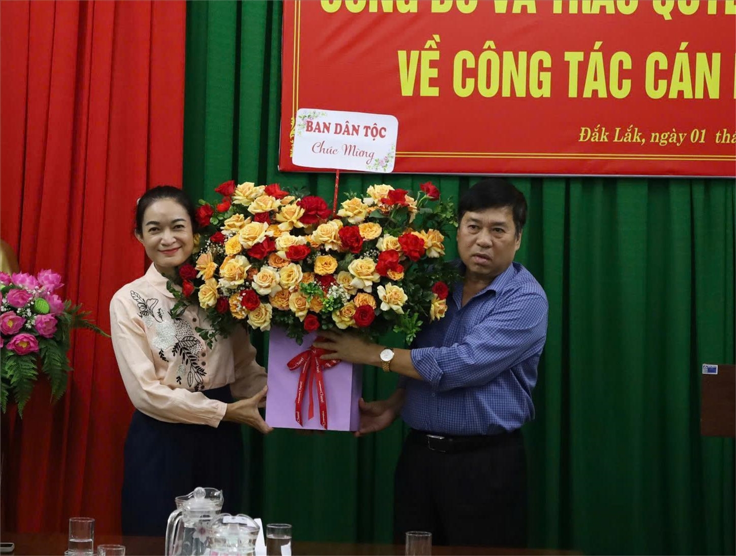 Trưởng Ban Dân tộc tỉnh Đắk Lắk Nguyễn Kính tặng hoa chúc mừng tân Phó trưởng Ban Dân tộc Trưởng Ban Dân tộc tỉnh Đắk Lắk Nguyễn Kính tặng hoa chúc mừng tân Phó trưởng Ban Dân tộc