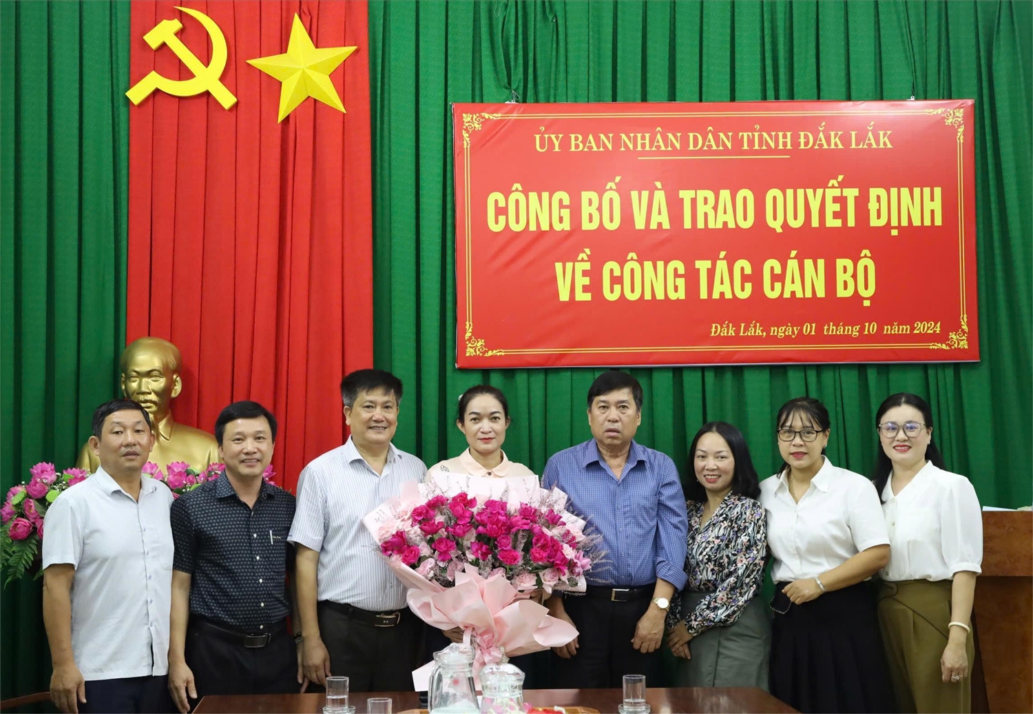 Lãnh đạo Ban Dân tộc, các phòng chuyên môn và tân Phó trưởng Ban Dân tộc chụp hình lưu niệm Lãnh đạo Ban Dân tộc, các phòng chuyên môn và tân Phó trưởng Ban Dân tộc chụp hình lưu niệm