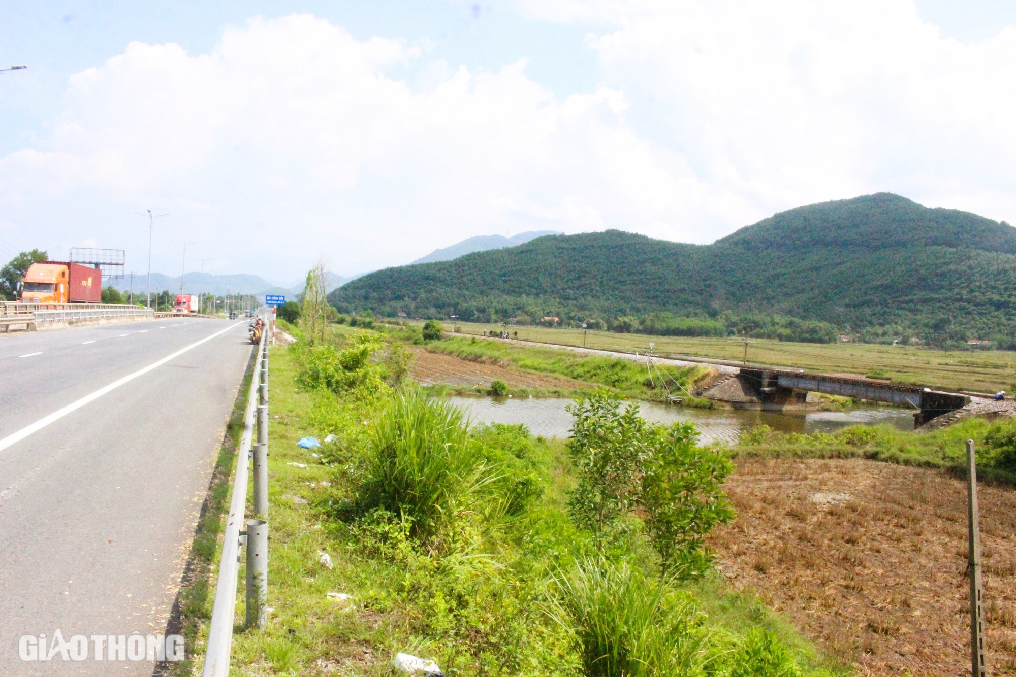 Tìm nguyên nhân sau sự cố nhiều tàu trật bánh ở Thừa Thiên Huế- Ảnh 6. Tìm nguyên nhân sau sự cố nhiều tàu trật bánh ở Thừa Thiên Huế- Ảnh 6.