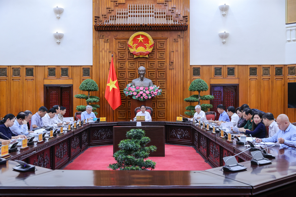 Thủ tướng giao Bộ Công an và Bộ Lao động-Thương binh và Xã hội phối hợp, rà soát số liệu, thông tin về các hộ gia đình cần hỗ trợ trên cơ sở dữ liệu quốc gia về dân cư - Ảnh: VGP/Nhật Bắc