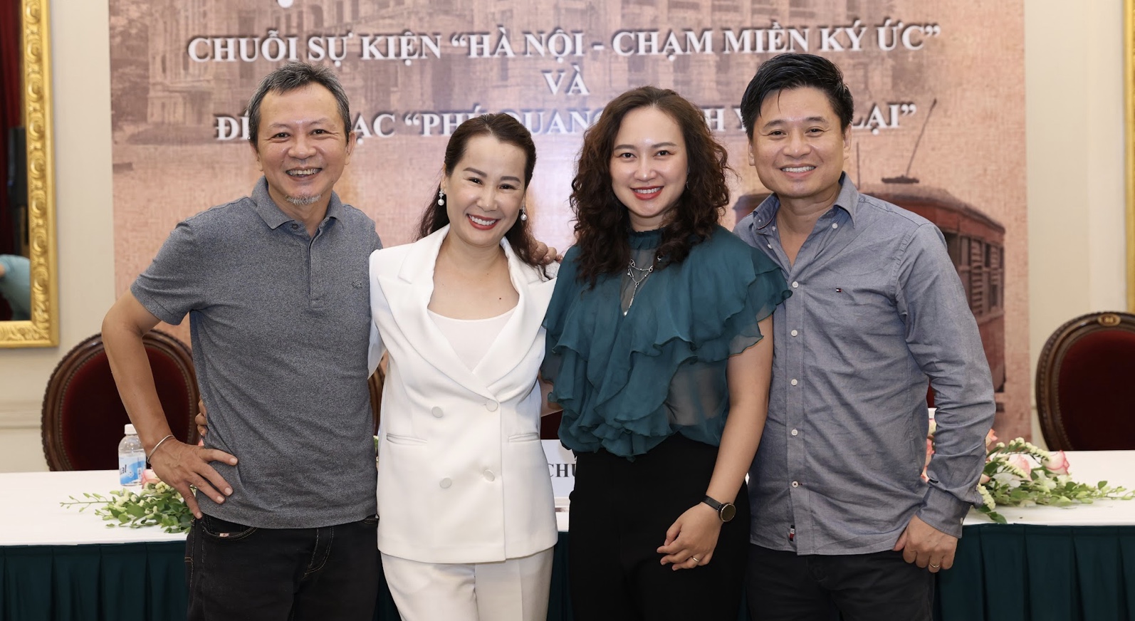 Nghệ sĩ Nhân dân Tấn Minh, Hồ Quỳnh Hương mang Nghệ sĩ Nhân dân Tấn Minh, Hồ Quỳnh Hương mang