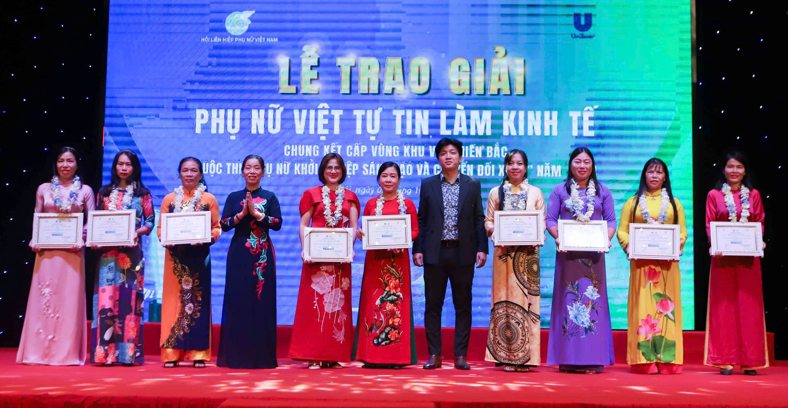 "Nuôi gà thảo dược vi sinh dưới tán hồi" giành giải Đặc biệt Cuộc thi Phụ nữ khởi nghiệp cấp vùng miền Bắc- Ảnh 7. "Nuôi gà thảo dược vi sinh dưới tán hồi" giành giải Đặc biệt Cuộc thi Phụ nữ khởi nghiệp cấp vùng miền Bắc- Ảnh 7.