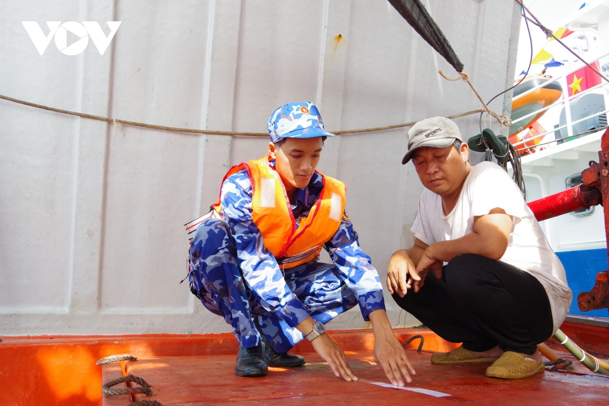 bắt giữ tàu vận chuyển hơn 70.000 lít dầu do trái phép trên biển hình ảnh 2 bat giu tau van chuyen hon 70.000 lit dau do trai phep tren bien hinh anh 2