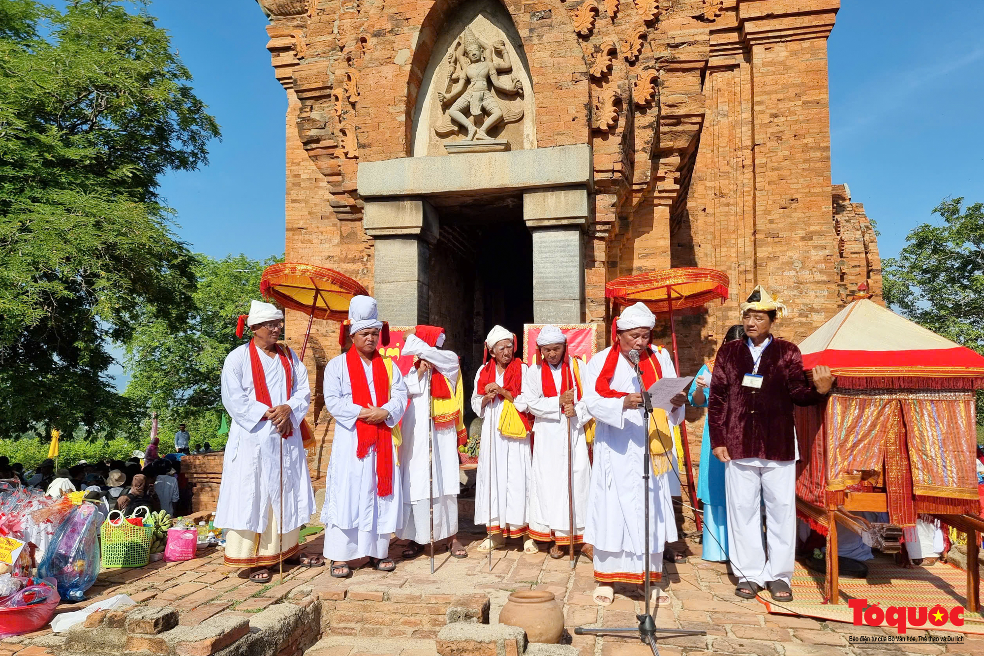 Rộn ràng lễ hội Katê của đồng bào dân tộc Chăm - Ảnh 5. Rộn ràng lễ hội Katê của đồng bào dân tộc Chăm - Ảnh 5.