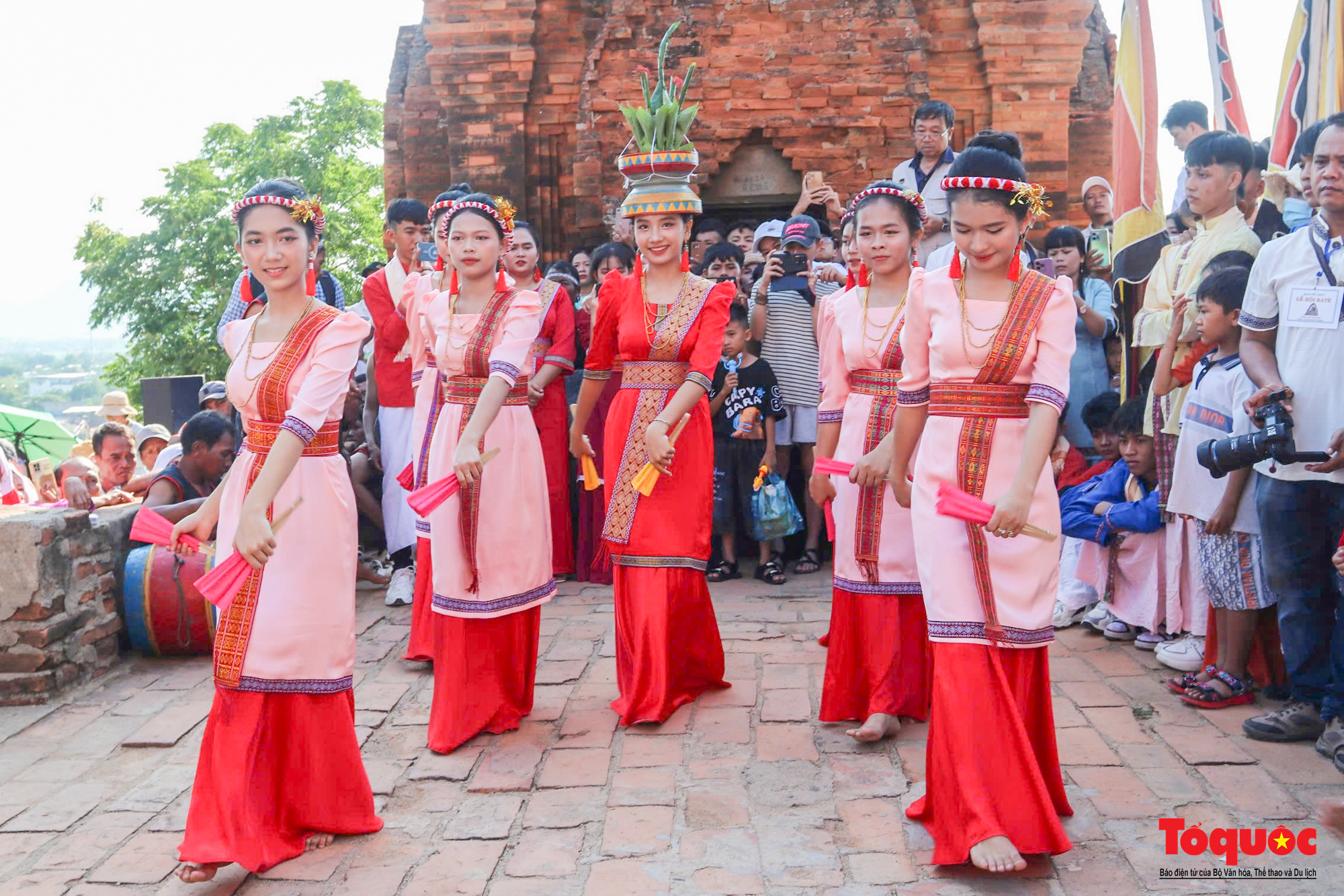 Rộn ràng lễ hội Katê của đồng bào dân tộc Chăm - Ảnh 10. Rộn ràng lễ hội Katê của đồng bào dân tộc Chăm - Ảnh 10.