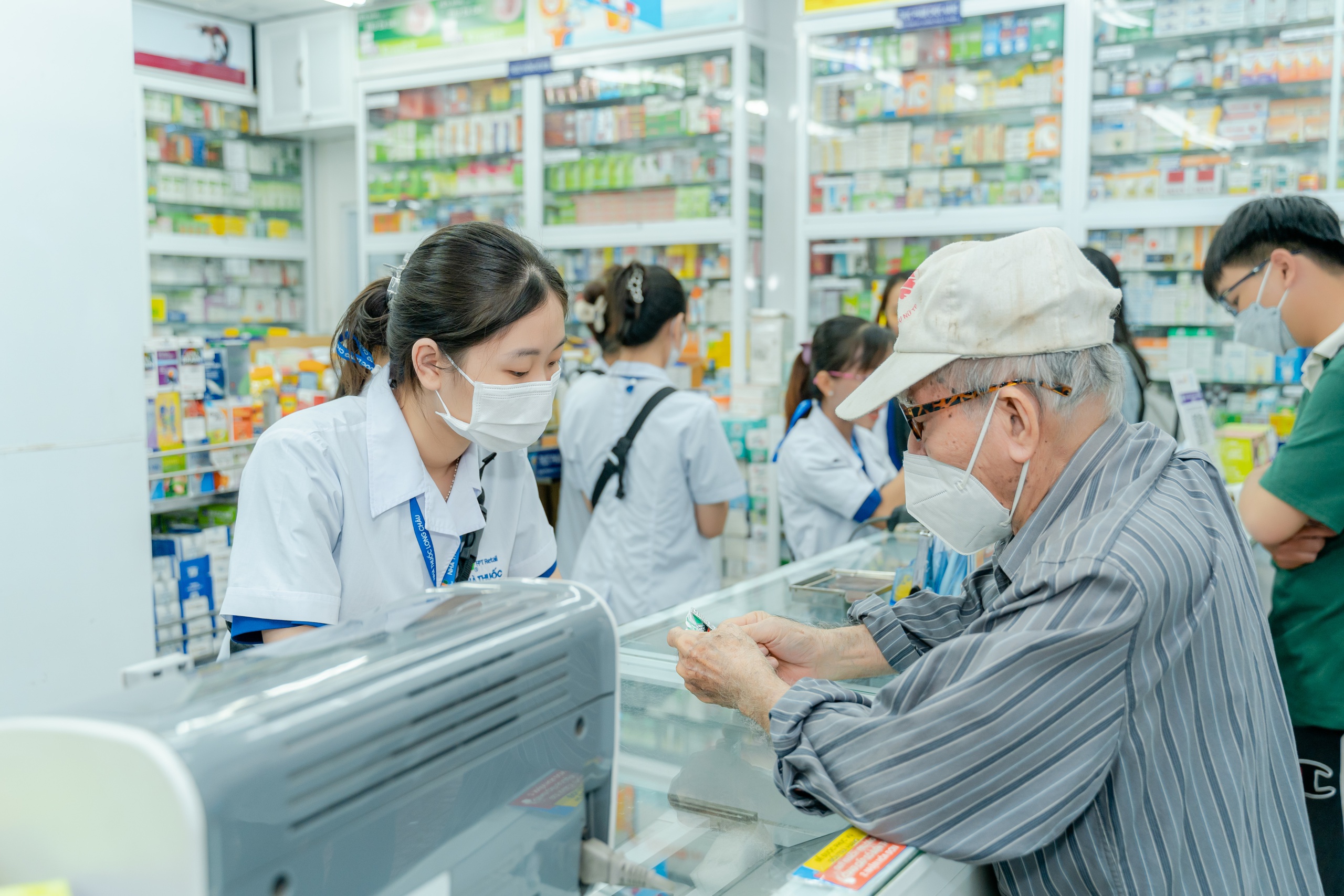 Hành trình tận tâm phục vụ 20 triệu khách hàng của FPT Long Châu- Ảnh 2. Hành trình tận tâm phục vụ 20 triệu khách hàng của FPT Long Châu- Ảnh 2.