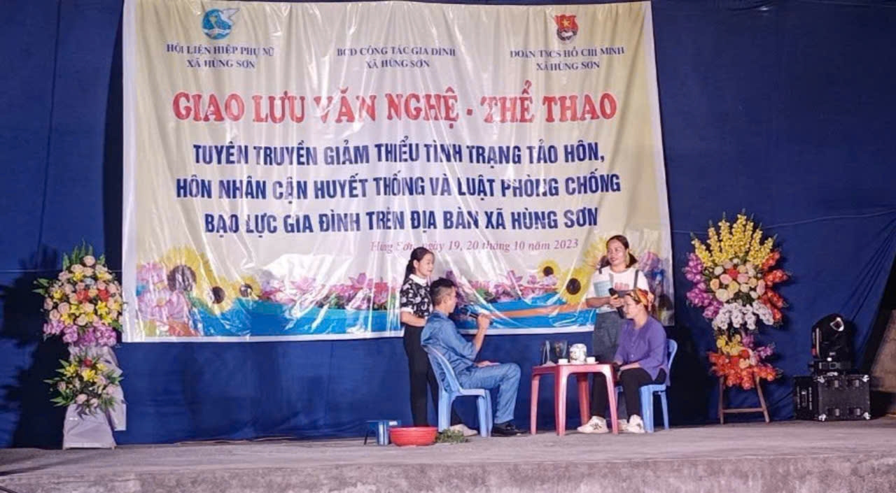 Cuộc thi giao lưu văn nghệ tuyên truyền về TH-HNCHT tại xã Hùng Sơn thu hút được nhiều người tham gia góp phần nâng cao hiểu biết pháp luật của Nhân dân Cuộc thi giao lưu văn nghệ tuyên truyền về TH-HNCHT tại xã Hùng Sơn thu hút được nhiều người tham gia góp phần nâng cao hiểu biết pháp luật của Nhân dân