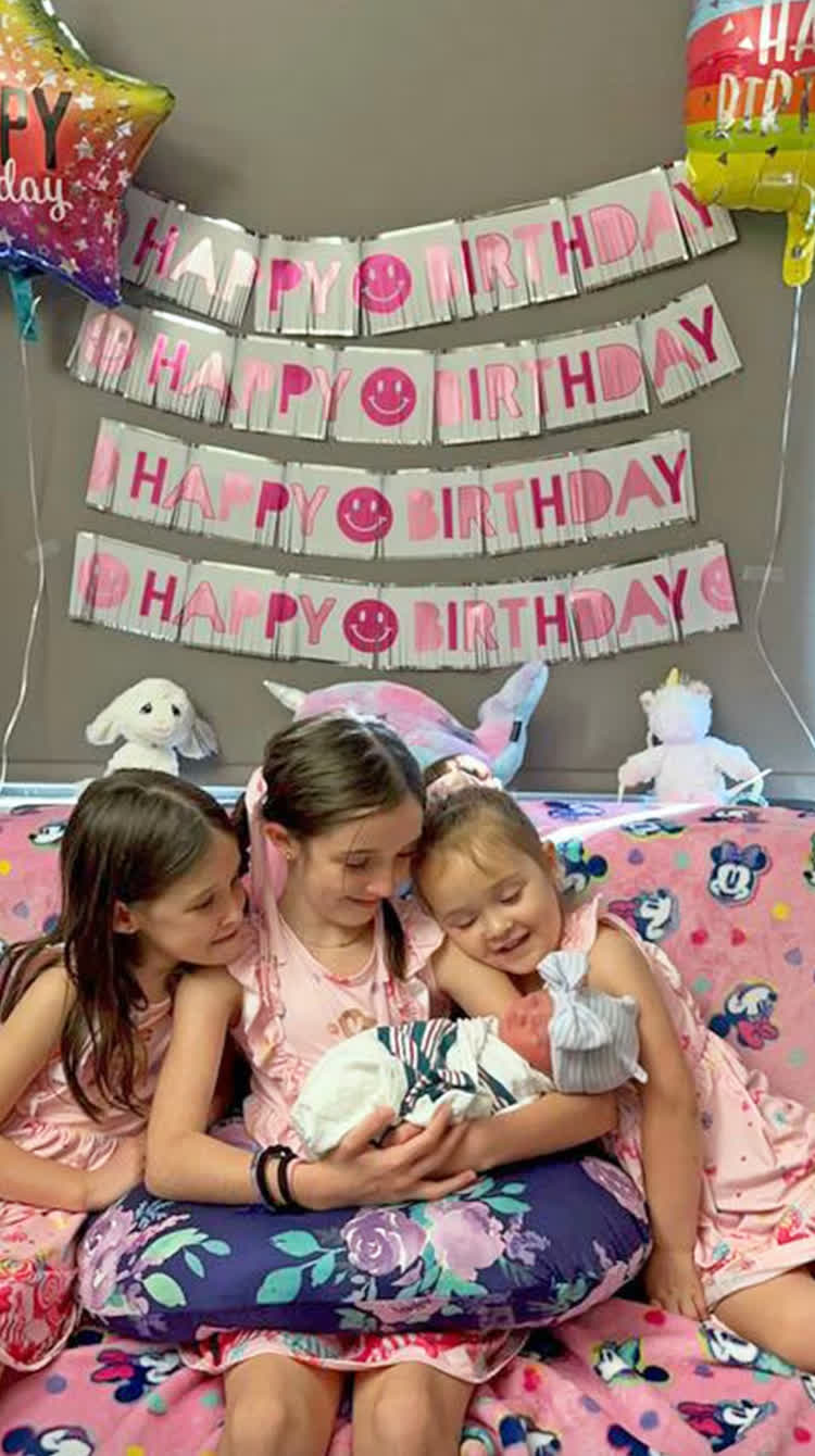 4 chị em ruột sinh cùng ngày nhưng không bằng tuổi nhau - Ảnh 2. 4 chị em ruột sinh cùng ngày nhưng không bằng tuổi nhau - Ảnh 2.