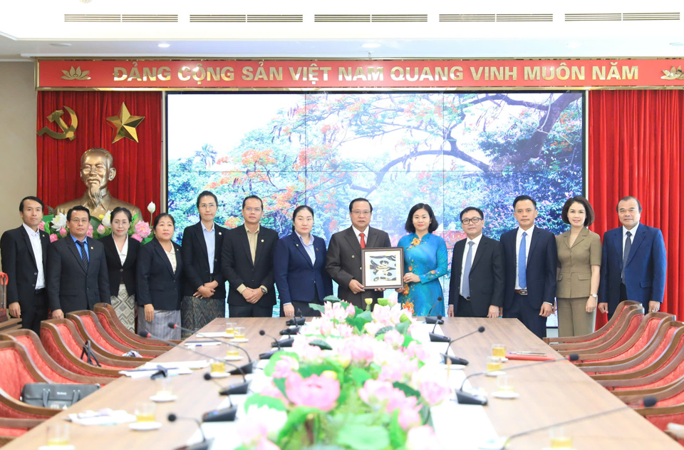 Viện trưởng Viện Kiểm sát Nhân dân Thủ đô Vientiane Khamsouk Sengmixay tặng quà lưu niệm Phó Bí thư Thường trực Thành ủy Nguyễn Thị Tuyến.