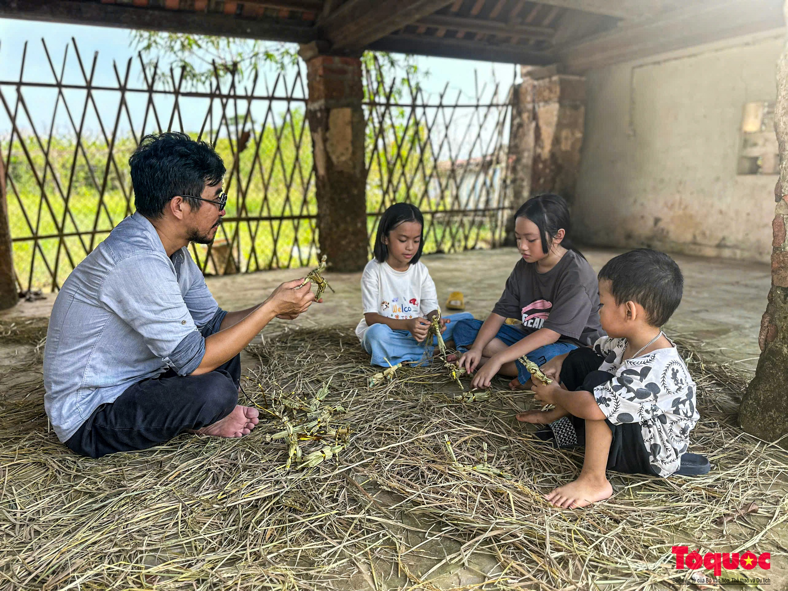 Nghệ nhân làng cổ Đường Lâm biến rơm, rạ thành sản phẩm du lịch hấp dẫn - Ảnh 3. Nghệ nhân làng cổ Đường Lâm biến rơm, rạ thành sản phẩm du lịch hấp dẫn - Ảnh 3.