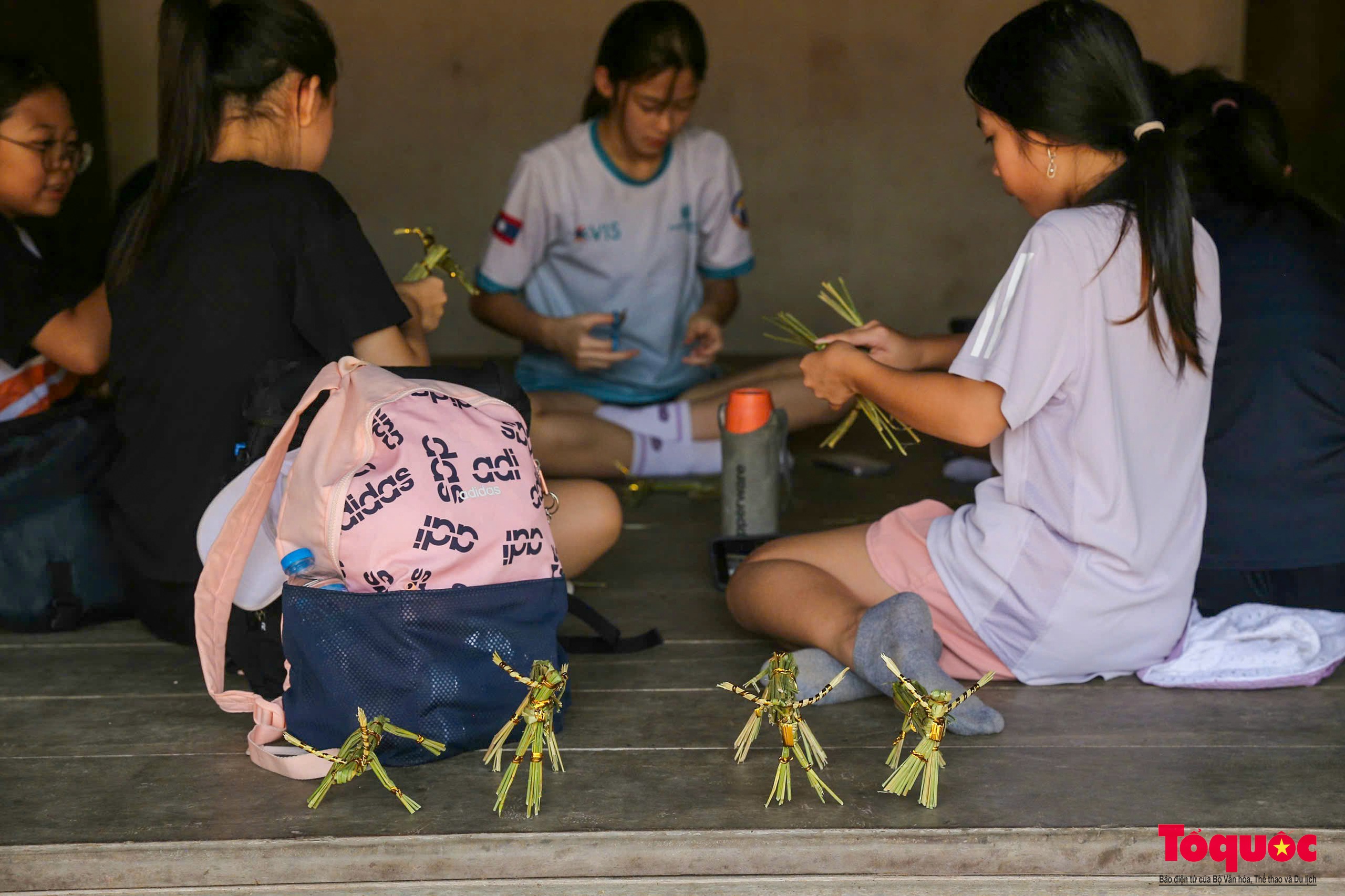 Nghệ nhân làng cổ Đường Lâm biến rơm, rạ thành sản phẩm du lịch hấp dẫn - Ảnh 7. Nghệ nhân làng cổ Đường Lâm biến rơm, rạ thành sản phẩm du lịch hấp dẫn - Ảnh 7.