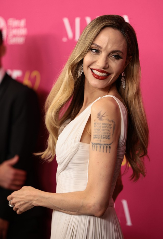 Angelina Jolie 'gây choáng' trong bộ váy cổ điển khi ra mắt phim Maria- Ảnh 3. Angelina Jolie 'gây choáng' trong bộ váy cổ điển khi ra mắt phim Maria- Ảnh 3.