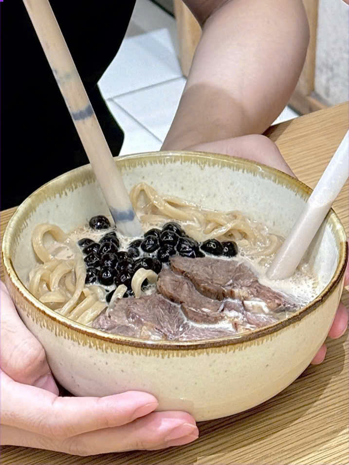 Độc lạ món mì trà sữa trân châu bắp bò không phải ai cũng dám thử - Ảnh 2. Độc lạ món mì trà sữa trân châu bắp bò không phải ai cũng dám thử - Ảnh 2.
