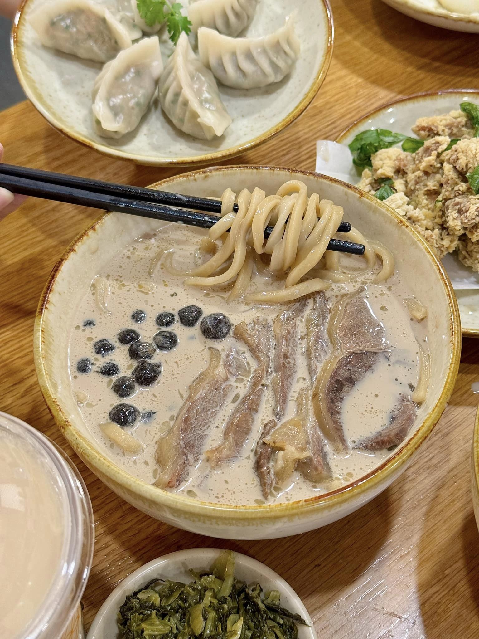 Độc lạ món mì trà sữa trân châu bắp bò không phải ai cũng dám thử - Ảnh 3. Độc lạ món mì trà sữa trân châu bắp bò không phải ai cũng dám thử - Ảnh 3.