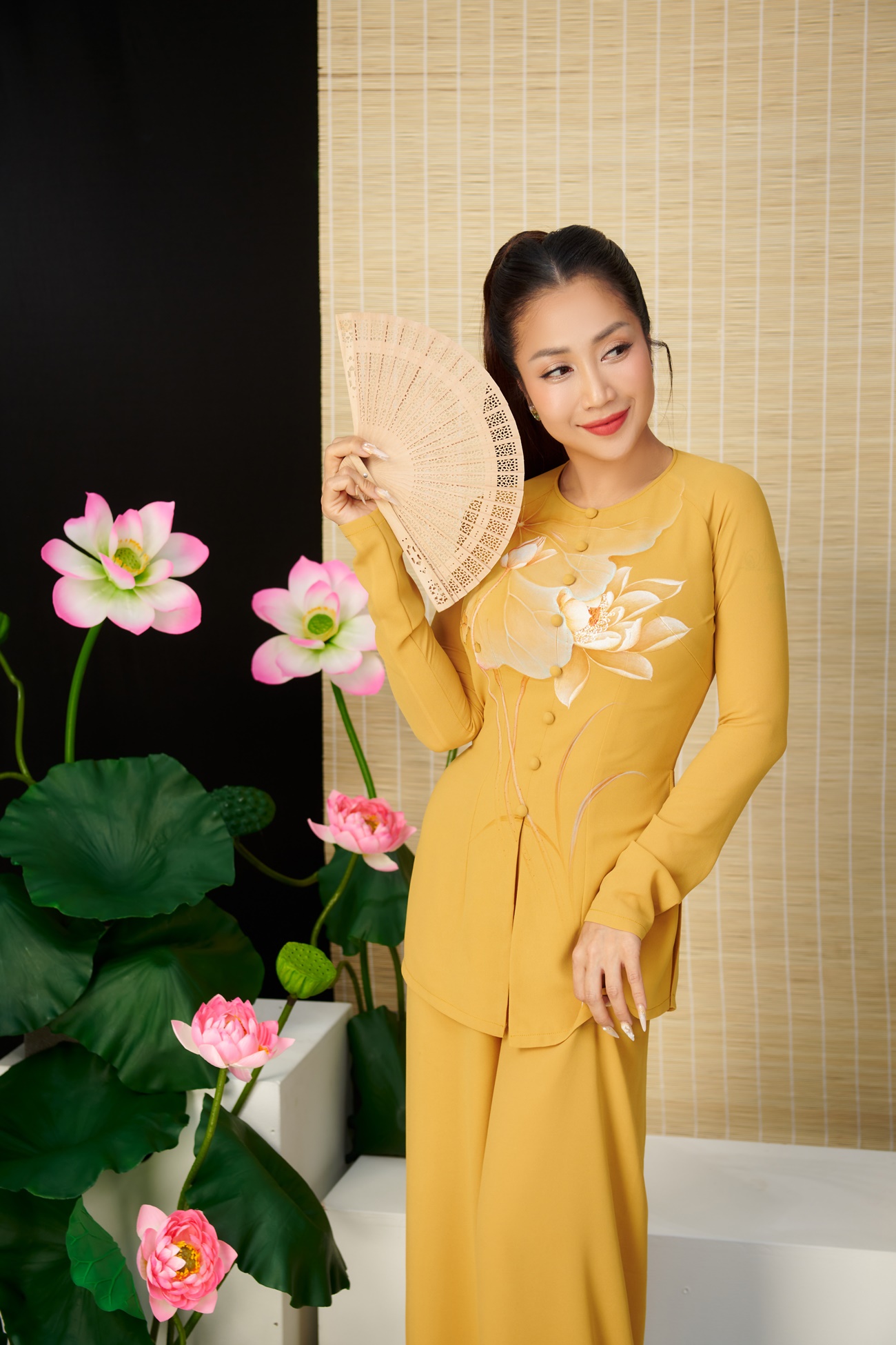 Ốc Thanh Vân mặc áo bà ba, khoe nhan sắc trẻ trung ở tuổi 40- Ảnh 2. Ốc Thanh Vân mặc áo bà ba, khoe nhan sắc trẻ trung ở tuổi 40- Ảnh 2.