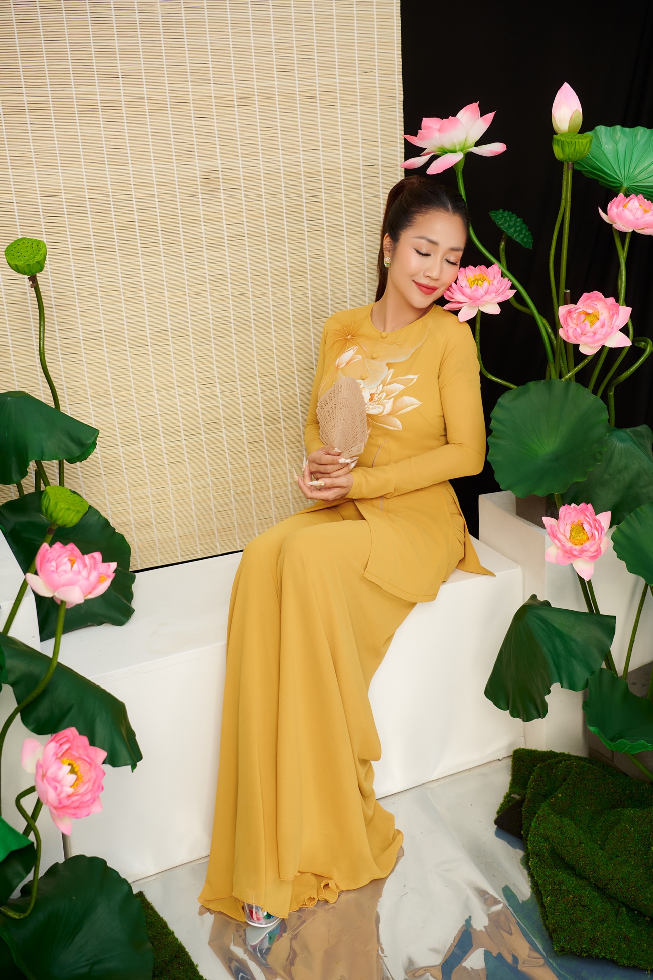 Ốc Thanh Vân mặc áo bà ba, khoe nhan sắc trẻ trung ở tuổi 40- Ảnh 4. Ốc Thanh Vân mặc áo bà ba, khoe nhan sắc trẻ trung ở tuổi 40- Ảnh 4.
