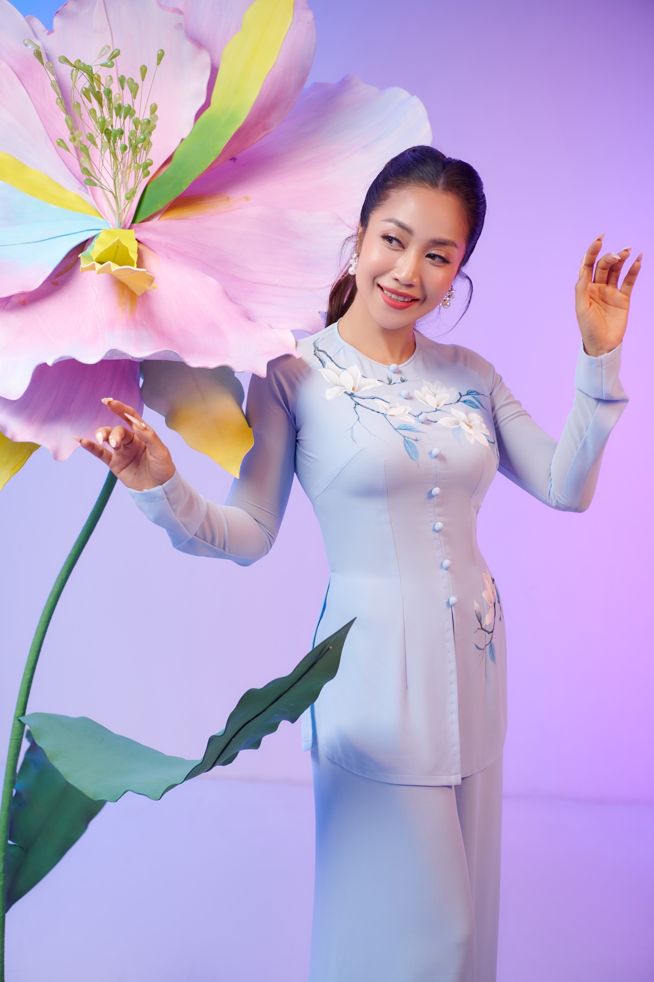 Ốc Thanh Vân mặc áo bà ba, khoe nhan sắc trẻ trung ở tuổi 40- Ảnh 9. Ốc Thanh Vân mặc áo bà ba, khoe nhan sắc trẻ trung ở tuổi 40- Ảnh 9.