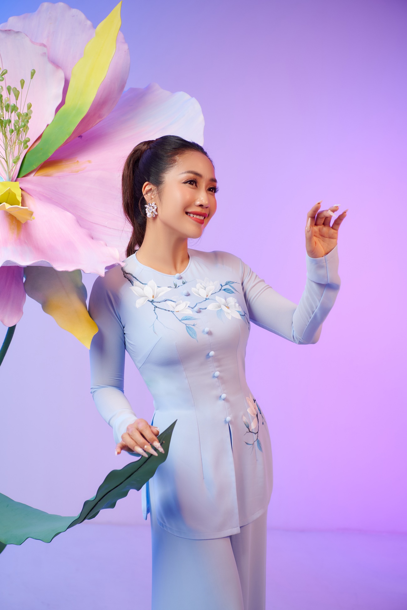 Ốc Thanh Vân mặc áo bà ba, khoe nhan sắc trẻ trung ở tuổi 40- Ảnh 11. Ốc Thanh Vân mặc áo bà ba, khoe nhan sắc trẻ trung ở tuổi 40- Ảnh 11.