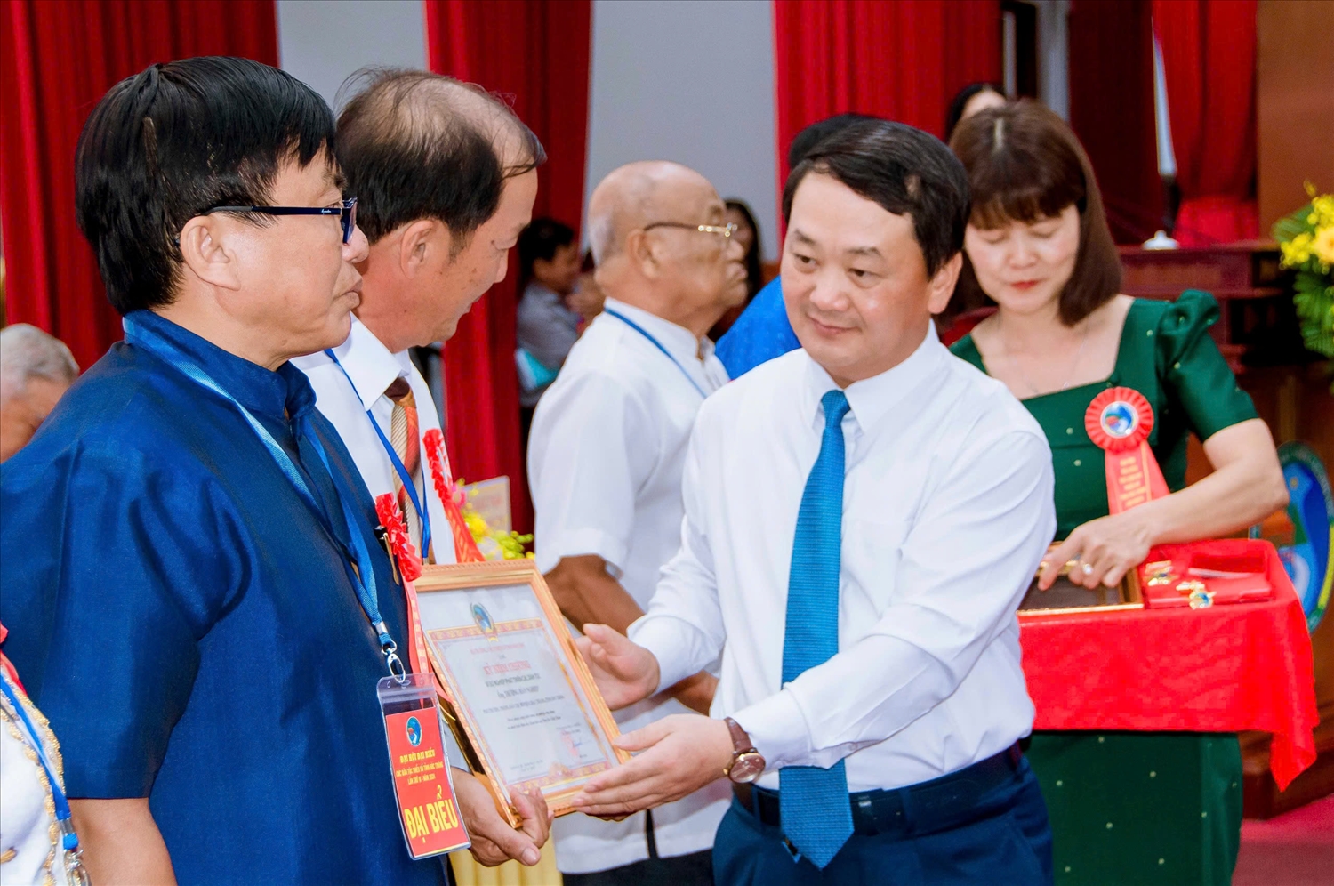 Tại Đại hội đại biểu các DTTS tỉnh Tuyên Quang lần thứ IV, năm 2024, Ủy viên Ban Chấp hành Trung ương Đảng, Bộ trưởng, Chủ nhiệm Ủy ban Dân tộc Hầu A Lềnh trao Bằng khen cho các cá nhân có thành tích xuất sắc trong công tác dân tộc Tại Đại hội đại biểu các DTTS tỉnh Tuyên Quang lần thứ IV, năm 2024, Ủy viên Ban Chấp hành Trung ương Đảng, Bộ trưởng, Chủ nhiệm Ủy ban Dân tộc Hầu A Lềnh trao Bằng khen cho các cá nhân có thành tích xuất sắc trong công tác dân tộc