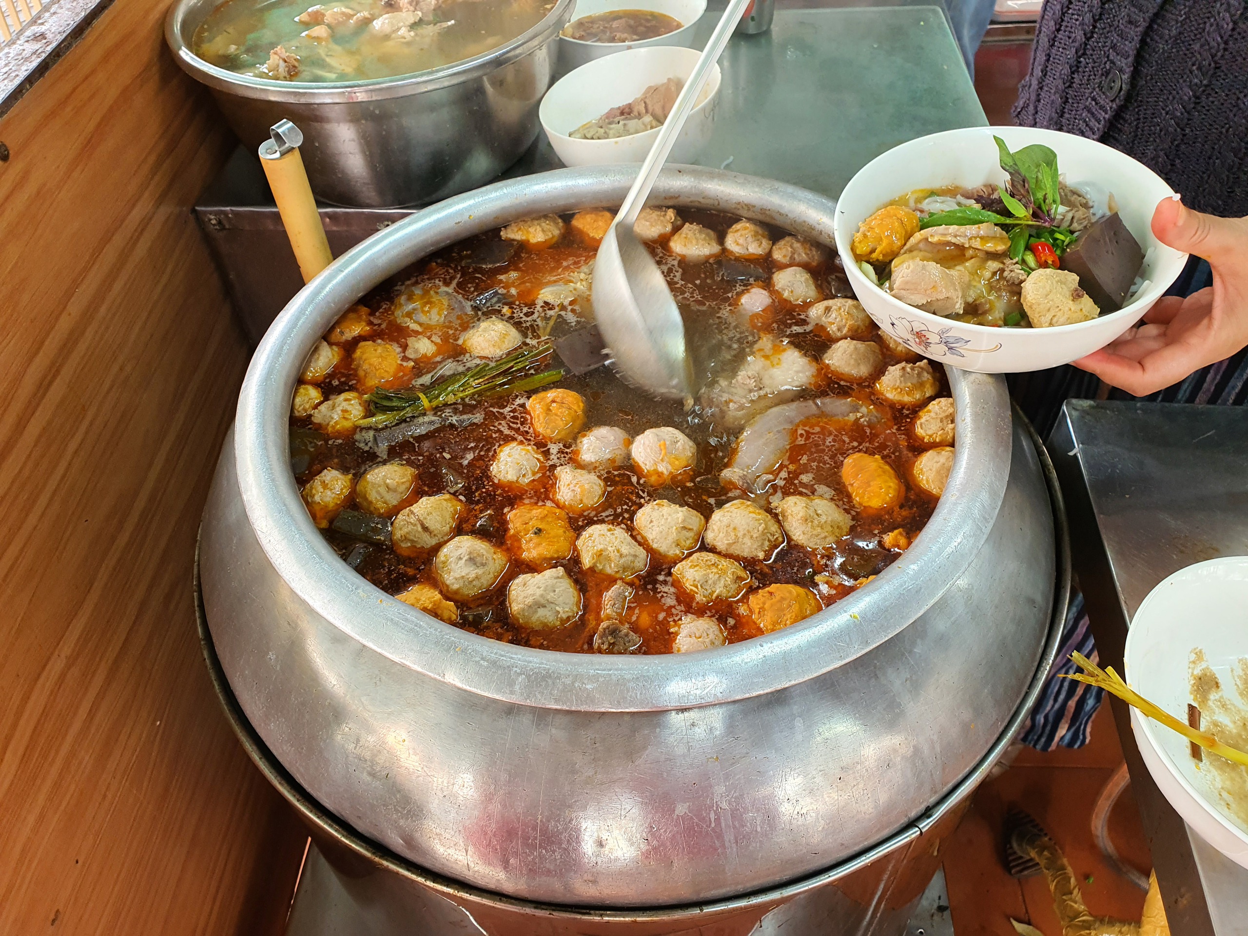 Bún bò được nấu trong nồi nhôm tròn. Bún bò được nấu trong nồi nhôm tròn.