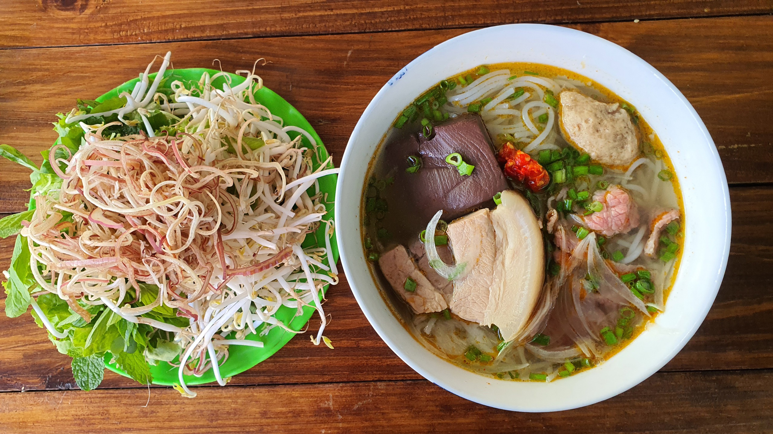 Bún bò Huế muốn tròn vị phải có đủ vị ruốc, sả và sa tế Bún bò Huế muốn tròn vị phải có đủ vị ruốc, sả và sa tế