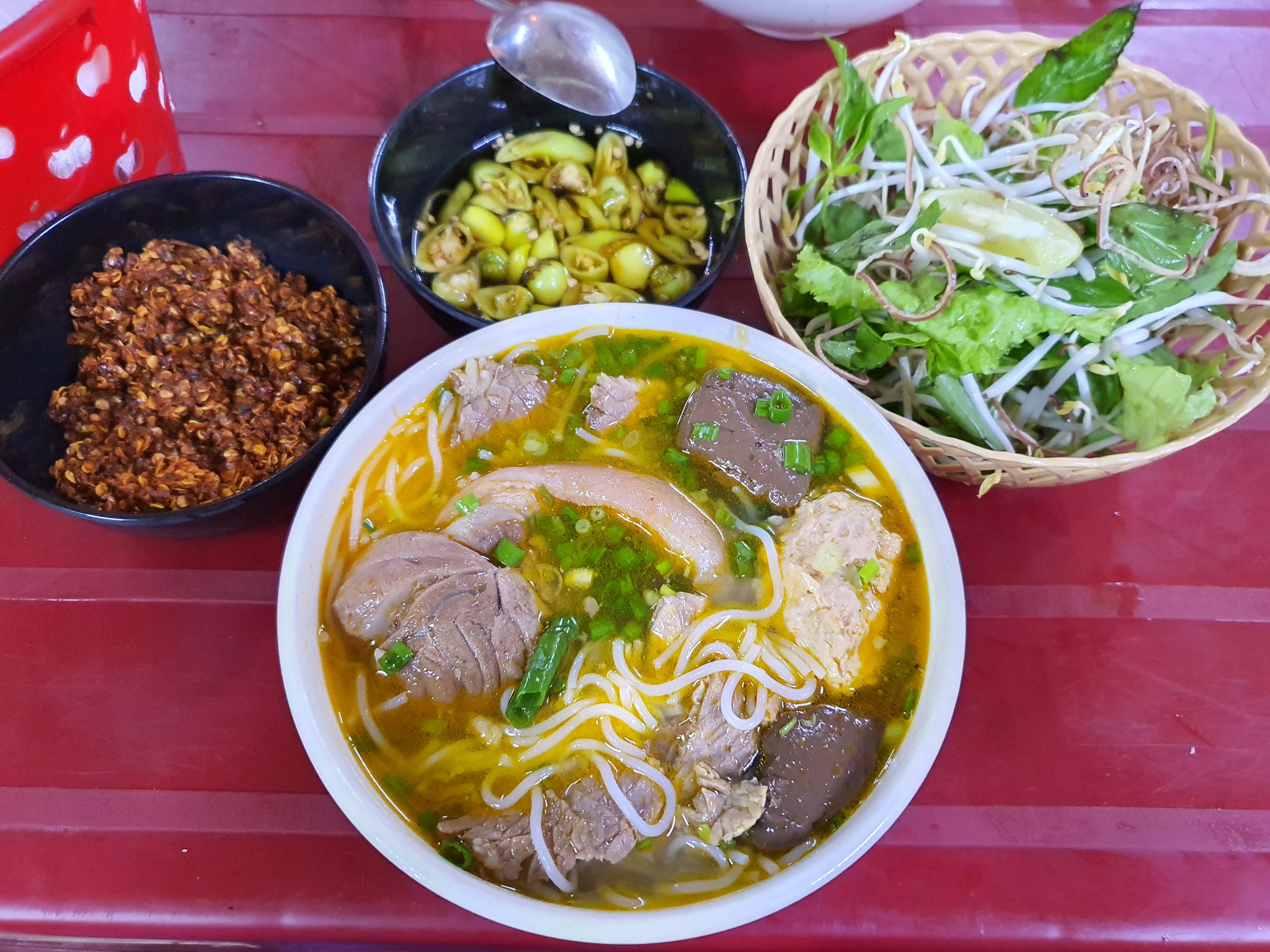Bún bò bà Nga, ăn kèm với mắm ớt cay và rau sống Bún bò bà Nga, ăn kèm với mắm ớt cay và rau sống