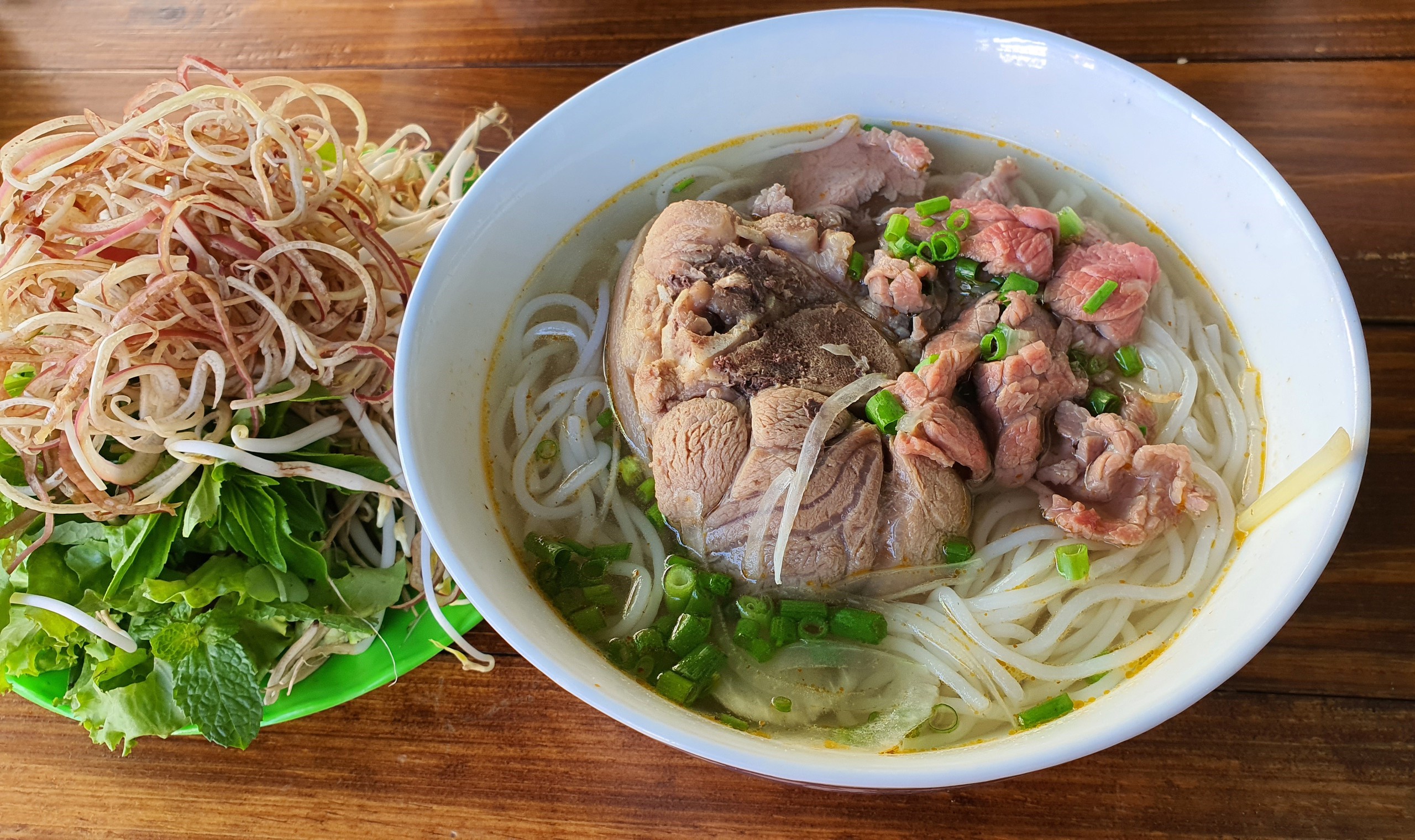 Bún bò Huế với bò tái, giò khoanh Bún bò Huế với bò tái, giò khoanh