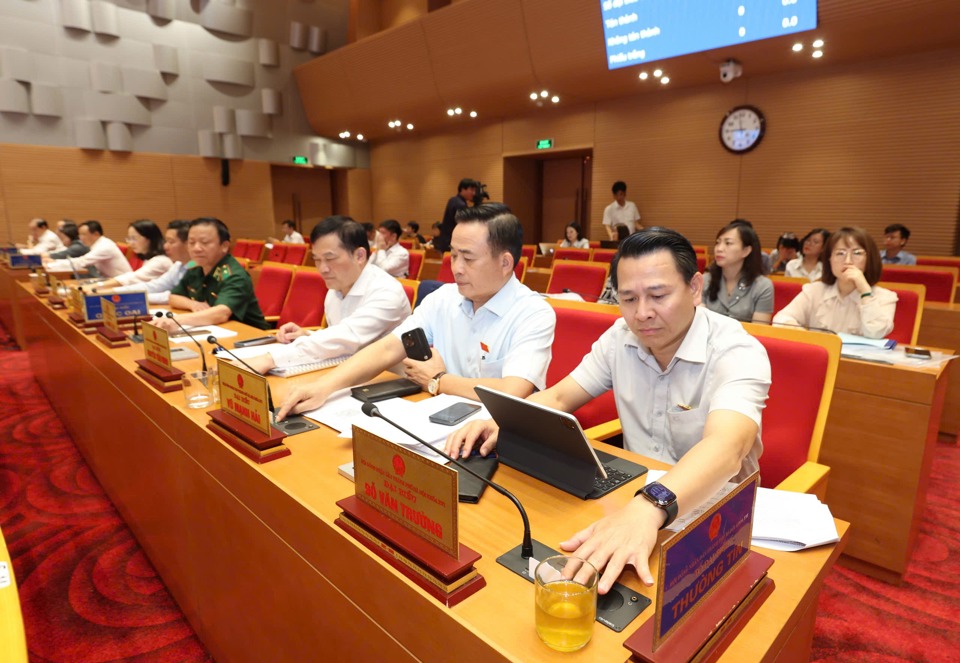 Đại biểu HĐND TP Hà Nội biểu quyết thông qua giá dịch vụ giáo dục đối với trường sử dụng ngân sách nhà nước
