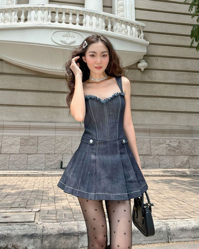 Khẳng định phong cách riêng với váy denim- Ảnh 9. Khẳng định phong cách riêng với váy denim- Ảnh 9.