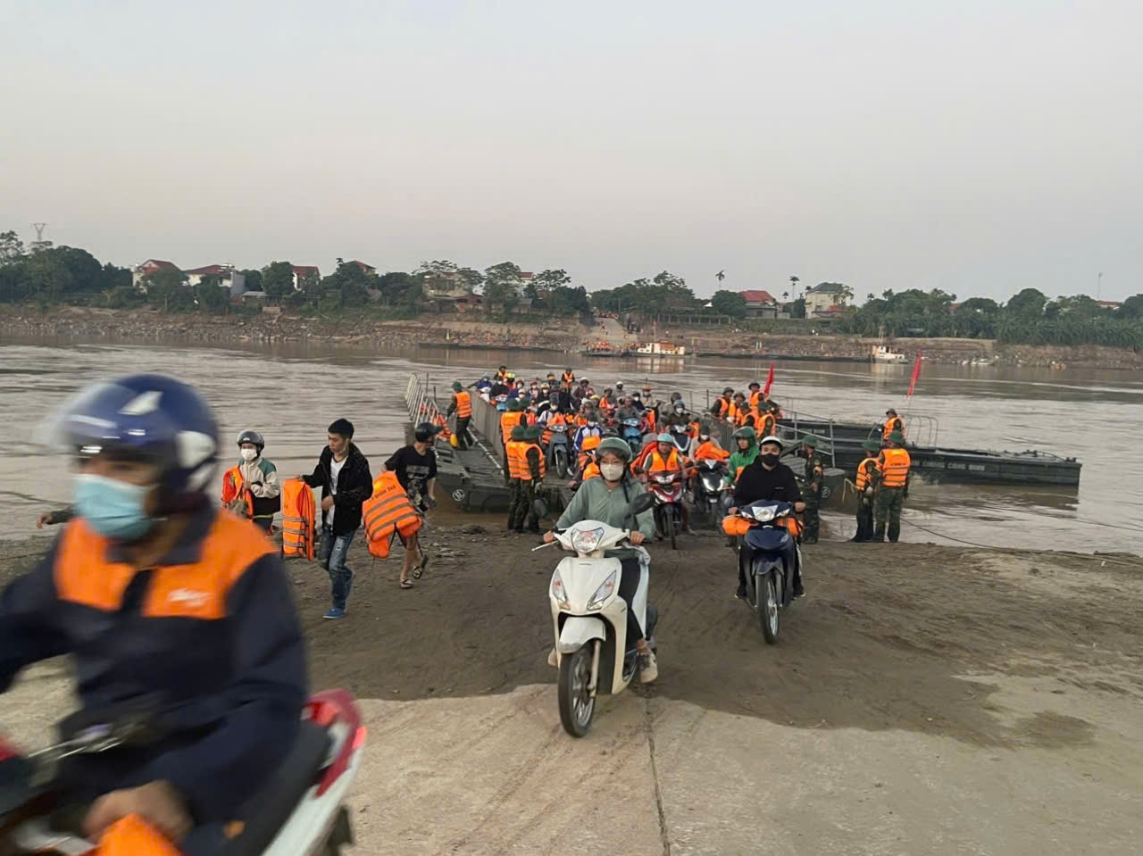 Những chuyến phà thay thế cầu phao Phong Châu có gì đặc biệt?- Ảnh 3. Những chuyến phà thay thế cầu phao Phong Châu có gì đặc biệt?- Ảnh 3.
