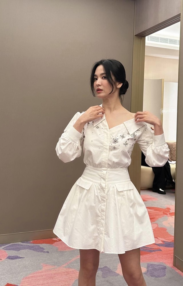 Nana, Song Hye Kyo diện trang phục lệch vai trở lại đường đua thời trang- Ảnh 2. Nana, Song Hye Kyo diện trang phục lệch vai trở lại đường đua thời trang- Ảnh 2.