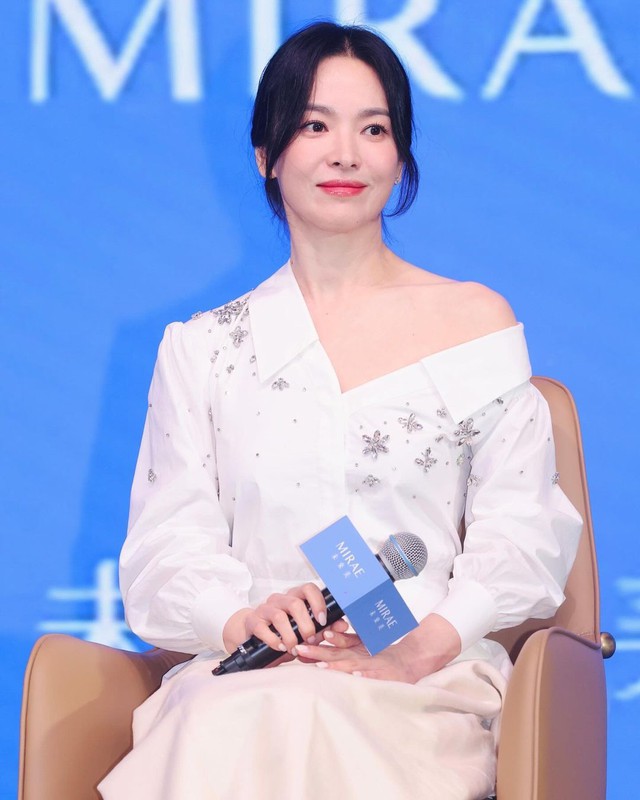 Nana, Song Hye Kyo diện trang phục lệch vai trở lại đường đua thời trang- Ảnh 3. Nana, Song Hye Kyo diện trang phục lệch vai trở lại đường đua thời trang- Ảnh 3.