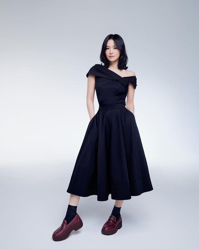 Nana, Song Hye Kyo diện trang phục lệch vai trở lại đường đua thời trang- Ảnh 5. Nana, Song Hye Kyo diện trang phục lệch vai trở lại đường đua thời trang- Ảnh 5.