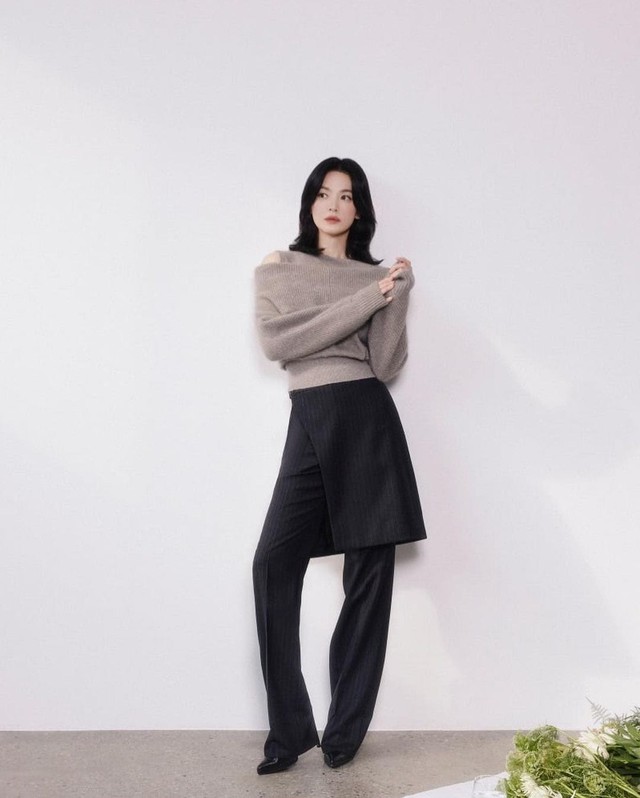 Nana, Song Hye Kyo diện trang phục lệch vai trở lại đường đua thời trang- Ảnh 4. Nana, Song Hye Kyo diện trang phục lệch vai trở lại đường đua thời trang- Ảnh 4.