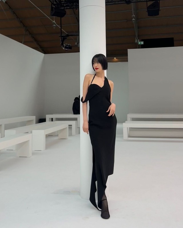 Nana, Song Hye Kyo diện trang phục lệch vai trở lại đường đua thời trang- Ảnh 8. Nana, Song Hye Kyo diện trang phục lệch vai trở lại đường đua thời trang- Ảnh 8.
