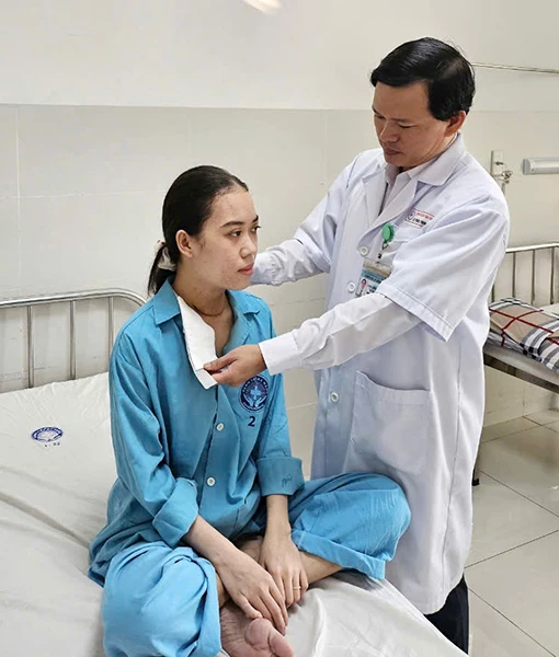 BSCKII Thân Trọng Vũ thăm khám cho bệnh nhân P sau ca phẫu thuật. BSCKII Thân Trọng Vũ thăm khám cho bệnh nhân P sau ca phẫu thuật.