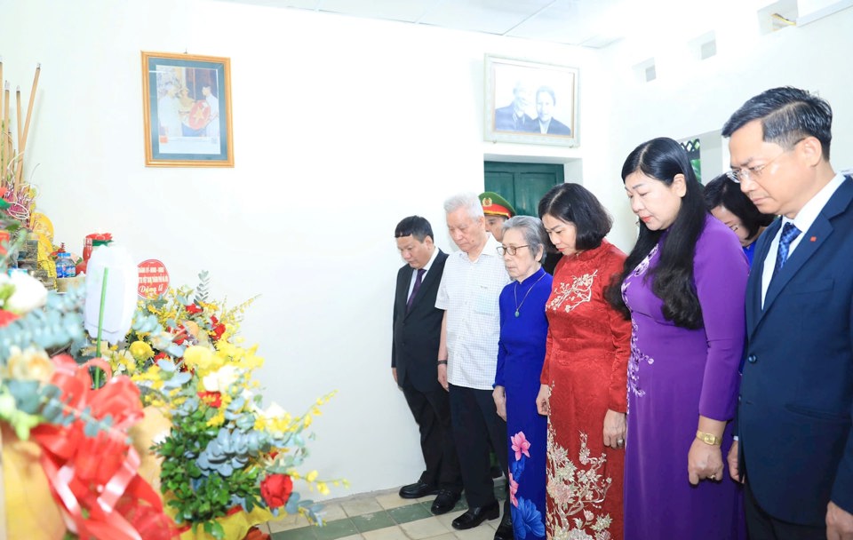 Các đồng chí lãnh đạo TP Hà Nội tưởng niệm cố Chủ tịch Ủy ban Quân chính Hà Nội - Trung tướng Vương Thừa Vũ.