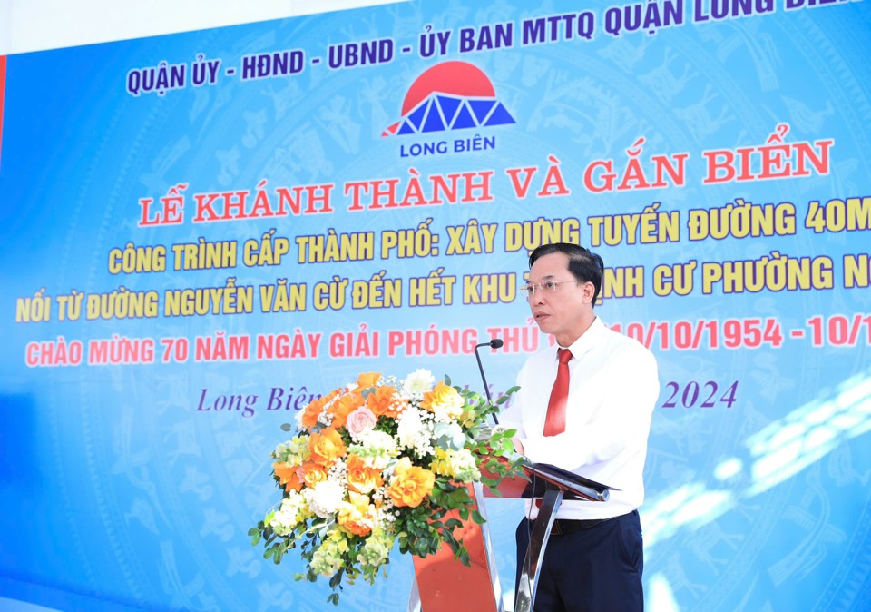 Chủ tịch UBND quận Long Biên Nguyễn Mạnh Hà báo cáo quá trình thực hiện công trình, đồng thời giao nhiệm vụ cho các đơn vị, phường Ngọc Lâm, Ngọc Thuỵ trong thời gian tới. Ảnh: Phạm Linh
