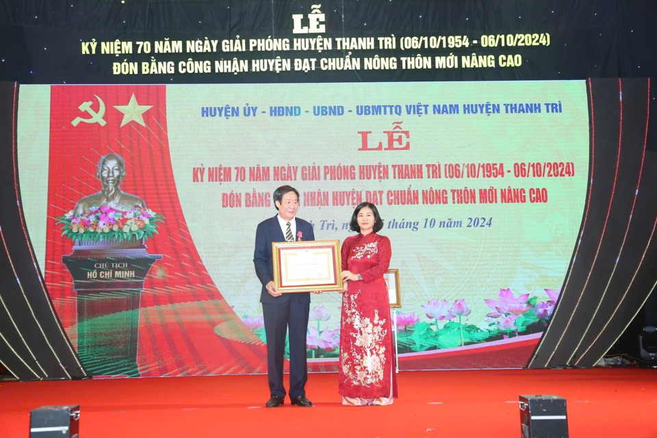 Thừa uỷ quyền của Chủ tịch nước, Phó Bí thư Thường trực Thành uỷ Hà Nội Nguyễn Thị Tuyến trao Huân chương Lao động hạng Nhì tặng nguyên Bí thư Huyện ủy Thanh Trì Lê Tiến Nhật