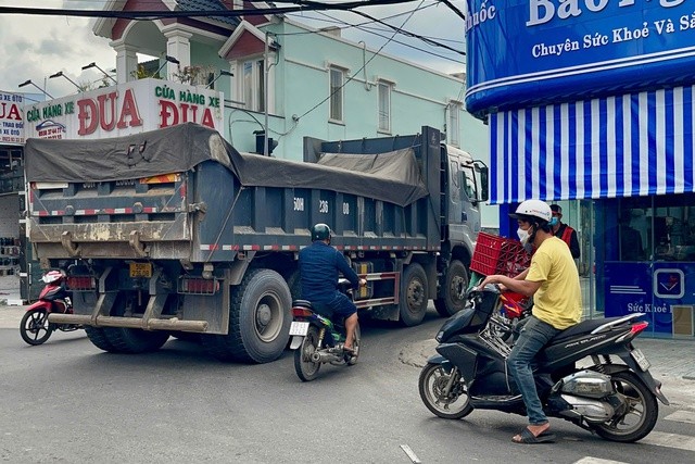 Cận cảnh xe ben tải trọng lớn lưu thông vào đường cấm, giờ cấm ở TPHCM ảnh 11