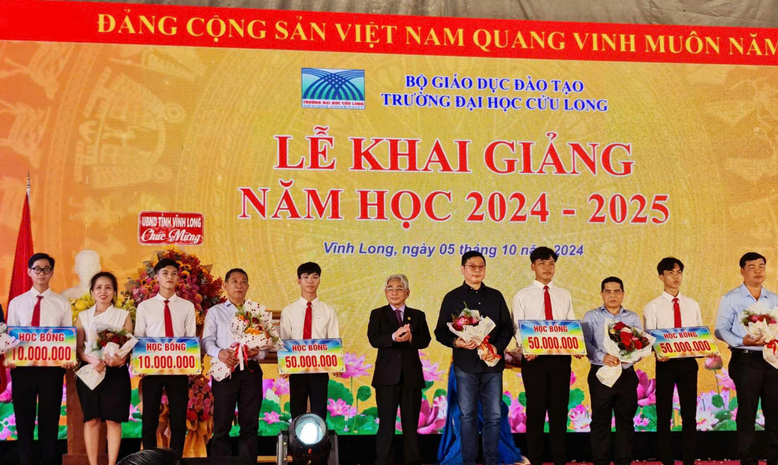 Một trường ĐH dành hơn 9 tỉ đồng khen thưởng và trao học bổng- Ảnh 3. Một trường ĐH dành hơn 9 tỉ đồng khen thưởng và trao học bổng- Ảnh 3.