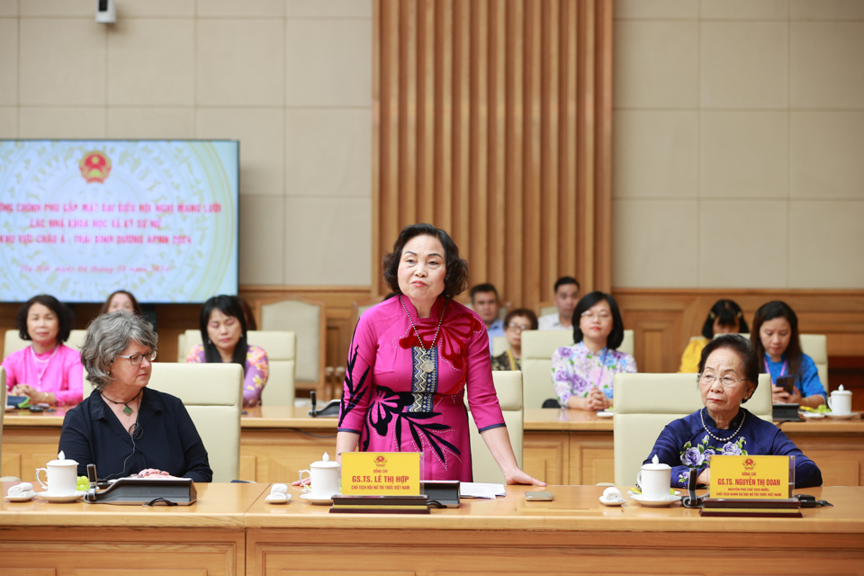 GS.TS Lê Thị Hợp, Chủ tịch Hội nữ trí thức Việt Nam, phát biểu tại buổi gặp mặt