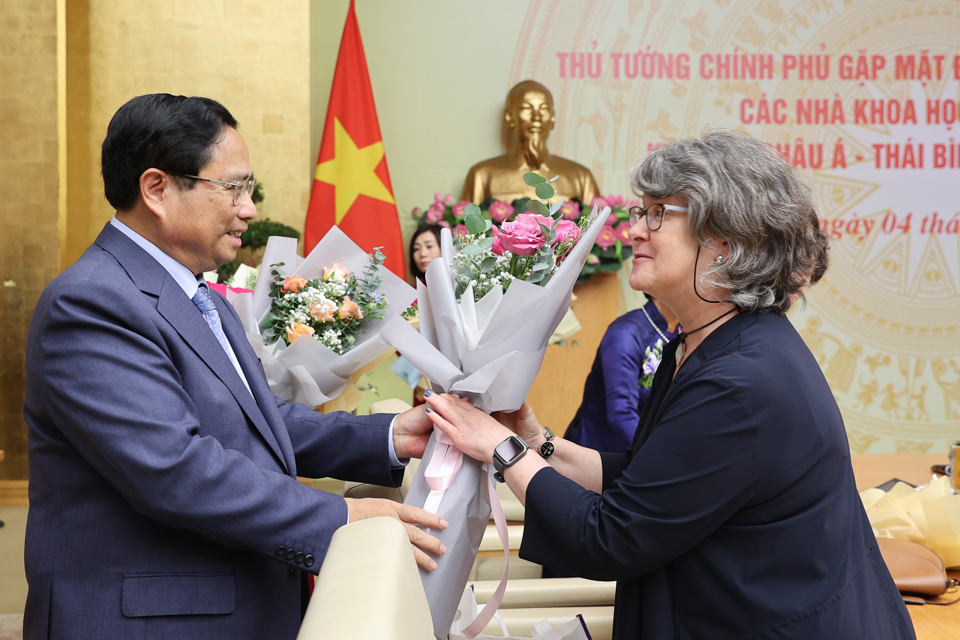 Thủ tướng tặng hoa cho các nữ đại biểu tham dự cuộc gặp mặt