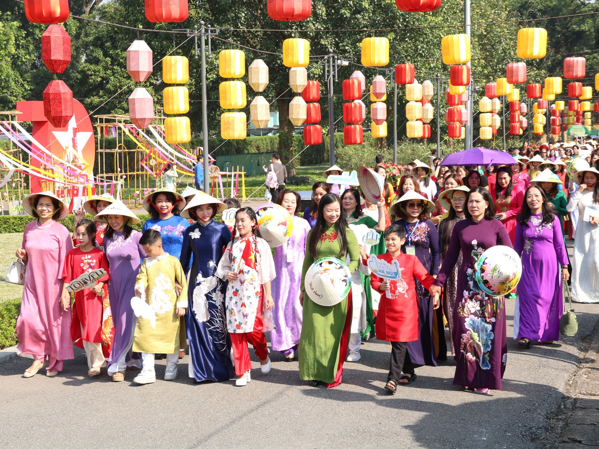 Duyên dáng Carnaval Áo dài 'Phụ nữ Thủ đô hội nhập và phát triển'- Ảnh 3. Duyên dáng Carnaval Áo dài 'Phụ nữ Thủ đô hội nhập và phát triển'- Ảnh 3.