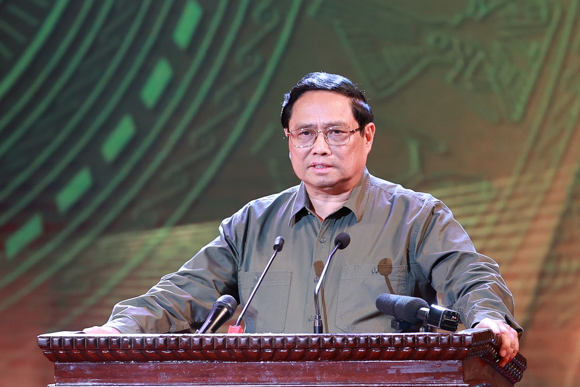 Thủ tướng: Xóa hết nhà tạm, nhà dột nát để không ai bị bỏ lại phía sau trong kỷ nguyên vươn mình của dân tộc- Ảnh 1. Thủ tướng: Xóa hết nhà tạm, nhà dột nát để không ai bị bỏ lại phía sau trong kỷ nguyên vươn mình của dân tộc- Ảnh 1.